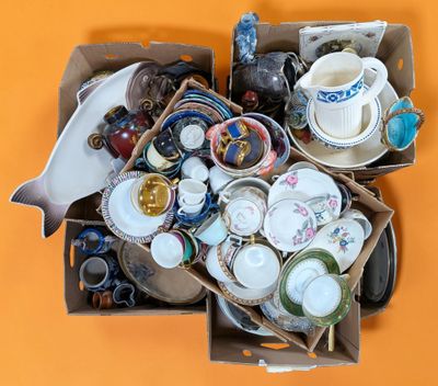 une boîte remplie d'objets divers posée sur une surface orange