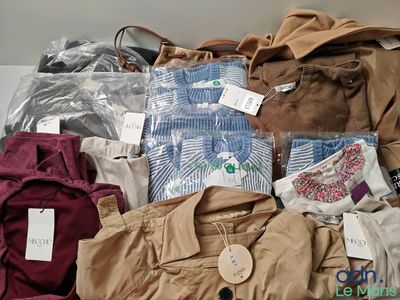 une pile de vêtements posée sur une table