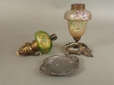 trois objets différents posés sur une table