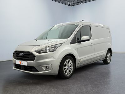 une fourgonnette Ford Transit dans une pièce blanche au sol noir