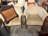 deux chaises assises l'une à côté de l'autre dans une pièce
