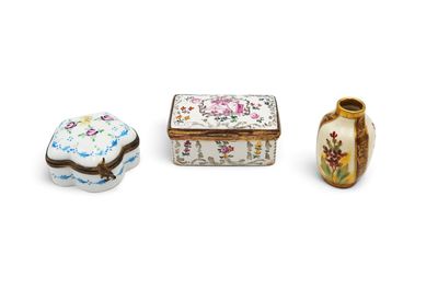 trois petits vases sont posés les uns à côté des autres sur une surface blanche