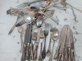 beaucoup d'argenterie sur une table avec un couteau et une fourchette
