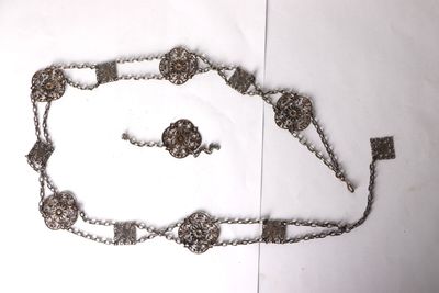 une image représentant un collier et un bracelet sur une feuille de papier