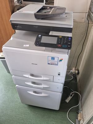 une imprimante placée au-dessus d'une armoire