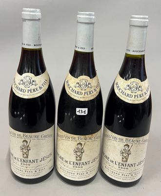 trois bouteilles de vin posées sur une table l'une à côté de l'autre