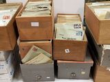 Des boîtes de courrier sont empilées les unes sur les autres sur une table