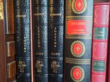de nombreux livres qui se trouvent sur une étagère dans une boîte à livres
