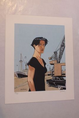 une image représentant une photo d'une femme en chemise noire
