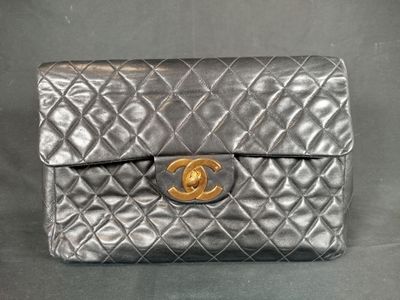 un gros plan d'un sac Chanel sur fond noir