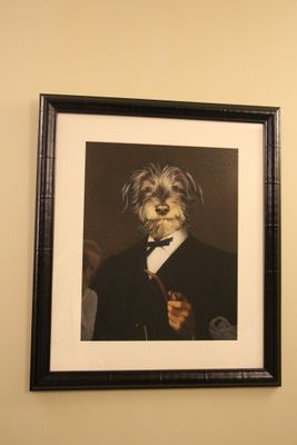 une photo d'un chien en smoking accrochée au mur