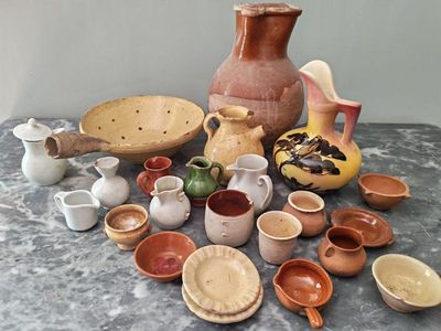 plusieurs types de poteries différentes sur une table