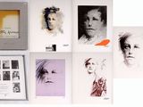 de nombreuses photos d'une femme accrochées au mur