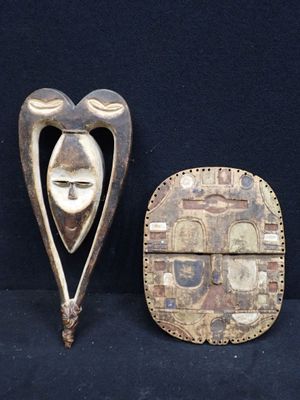 deux œuvres d'art posées sur une surface noire