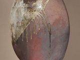 un vase orné d'une grande œuvre d'art