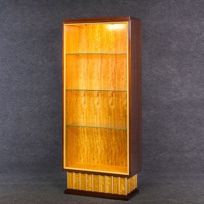une photo d'une vitrine en bois avec des étagères en verre