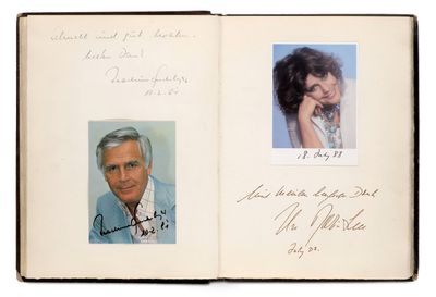 un livre ouvert avec la photo d'un homme et d'une femme