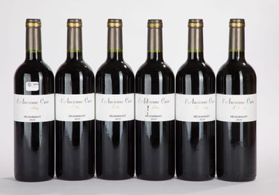 six bouteilles de vin alignées sur une surface blanche