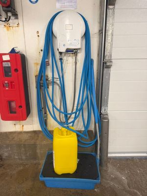 un récipient jaune auquel est raccordé un tuyau bleu et un récipient jaune auquel est raccordé un tuyau bleu