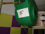 un tuyau vert fixé au mur