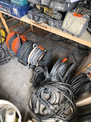 Il y a de nombreux types d'outils différents dans ce garage.