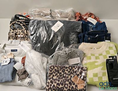 une pile de vêtements posée sur une table