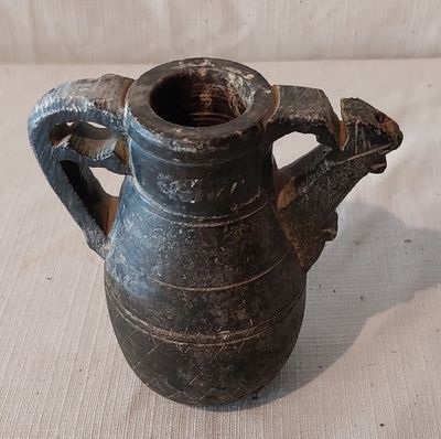 un vase noir posé sur une table