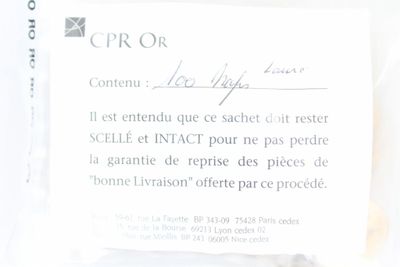 un sac de nourriture posé sur une table