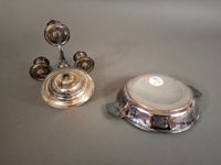 MOURIER. Petit chandelier en métal argenté de style néoclass… (photo 5)