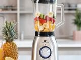 un mixeur posé sur le plan de travail de la cuisine, contenant des fruits