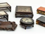 tout un tas de petits objets en bois posés sur une table