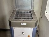 une machine qui se trouve dans le coin d'une pièce