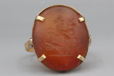 une bague antique en cornel ornée d'une gravure représentant un homme à cheval