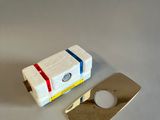 un briquet et un étui à briquet posés sur une table