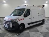 une camionnette blanche garée dans une pièce