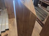 un très grand objet en bois au milieu d'une pièce