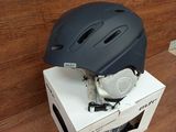 un casque posé sur une boîte posée par terre