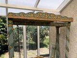 une photo d'un kiosque au milieu d'un patio