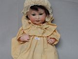 une petite poupée avec un bonnet sur la tête