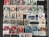 de nombreux timbres différents exposés dans une vitrine
