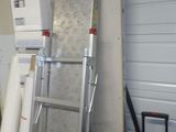 une échelle appuyée contre un mur dans un garage