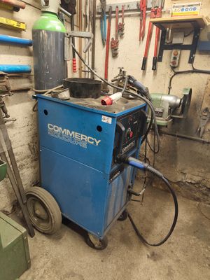 une machine bleue qui se trouve dans un garage