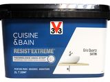 un gros plan d'un pot de peinture posé sur une surface blanche