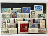 une photo d'une collection de timbres sur un mur