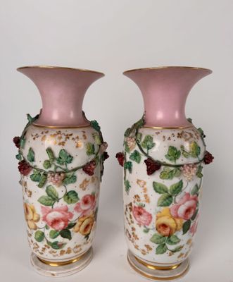 Paire de grands vases en porcelaine de Paris, à décor de vol…