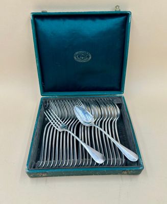 un coffret bleu contenant de l'argenterie