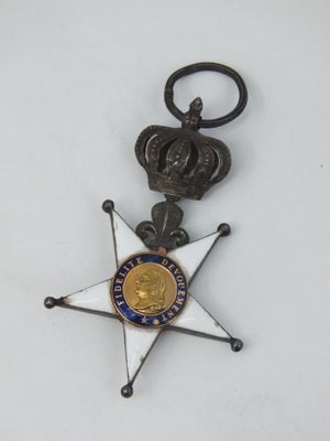 l'image d'une médaille surmontée d'une couronne, posée sur un fond blanc