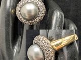 un présentoir sur lequel sont posés une bague et une paire de boucles d'oreilles