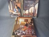trois livres posés sur une table, avec une photo d'une femme et d'un homme