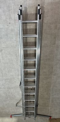une échelle fixée au mur d'une salle de bains